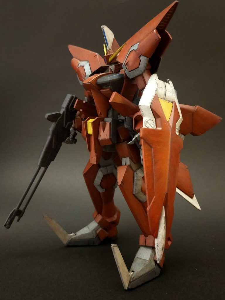 今回も素組み&筆塗りです。1ヶ月程度で完成させるつもりでしたが、部品を紛失してしまい頭部センサーと足先の爪1個のパーツを自作する羽目に、さらにウオッシングでパーツ割れを起こしてしまい、その修正作業もあり気がつけば丸2ヶ月かかってしまいました。 ダボ穴処理はしていたのですが、パーツ同士のハメ合わせで接続する部分は大丈夫だろうと油断していたら見事に割れてしまいました。 そんなこんなで少々みっともない仕上がりになってしまいましたが、とりあえず完成です。 可変キットなのでMA形態の写真も撮りたかったのですが、変形させようとすると修正した部分がまた破損してしまいそうなので怖くてできません。