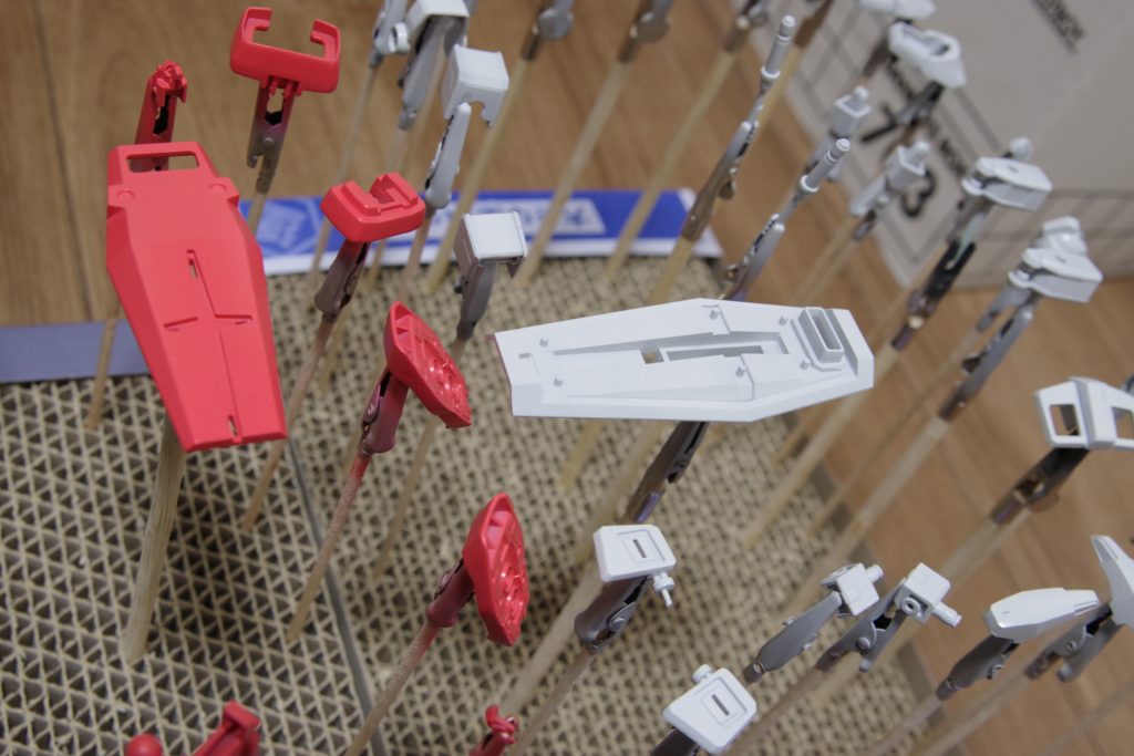 初めてのエアブラシ塗装でした。特にマスキング含む塗装前の段取りが最高にめんどくさかったです。塗料を変える度に毎回洗うのもめんどいです。(ホントにみんなやってるのかな……)仕様機材はPROFIXのニトロコンプ V2とRW-021。圧力設定は0.15Mpa以上。特に何も考えずほぼMax設定。