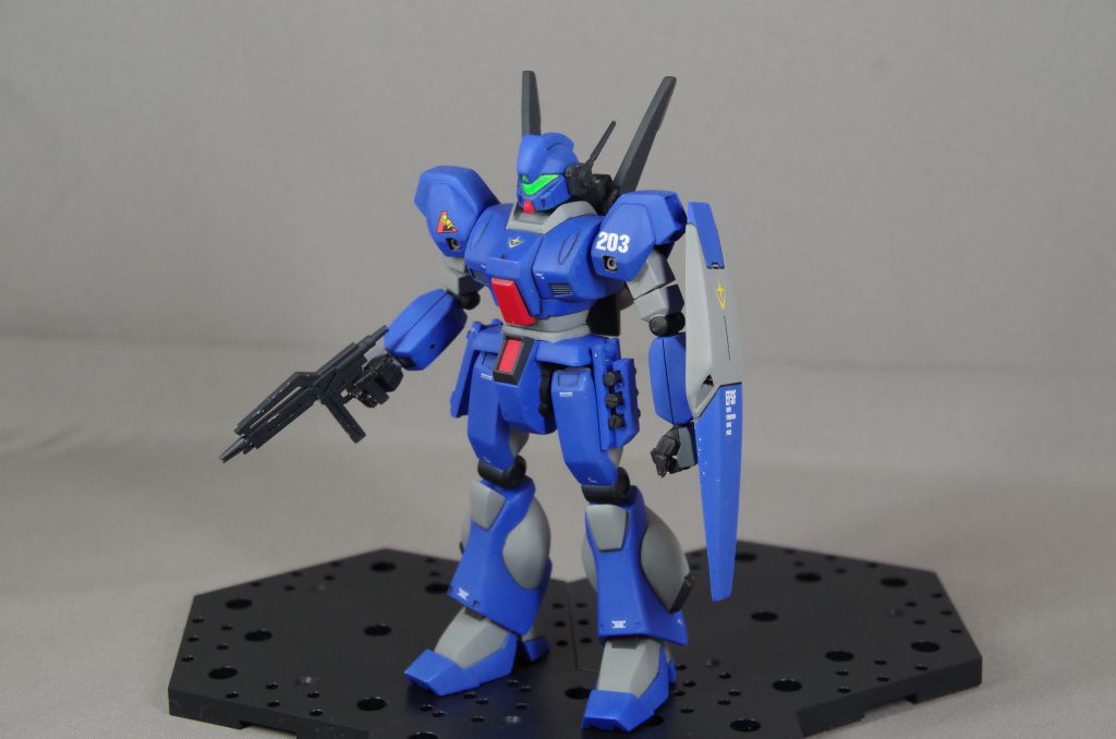 このキットはなぜか二の腕に回転軸が無く、肘関節が左右にしか稼働しないという不思議なキットなので、無理やり二の腕を切断してポリキャップの回転軸を仕込んでいます。また同様に胴体部分にも回転軸を追加しています。(当時作業)