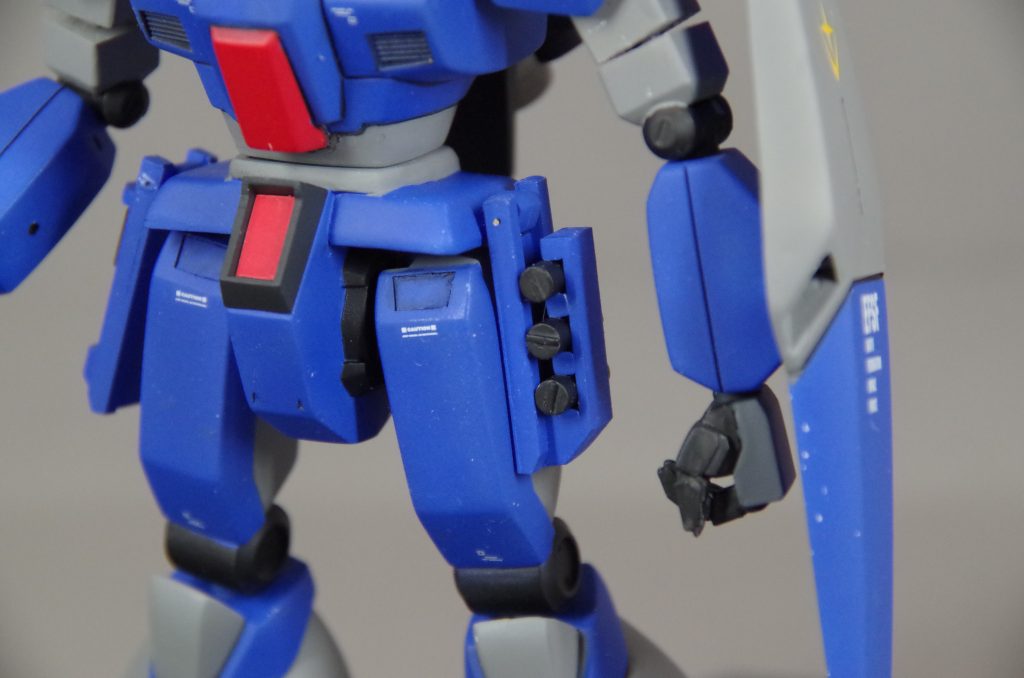 製作再開にあたり、腰のビームサーベルラック・グレネードラックをプラ板プラ棒でスクラッチしました。股間のV字マークはモールドが甘く塗り分けがしんどいので削り落としてプラ板で隠しました。デカールでV字を貼ろうと思ったのですがちょうどいいサイズがなく断念しました。