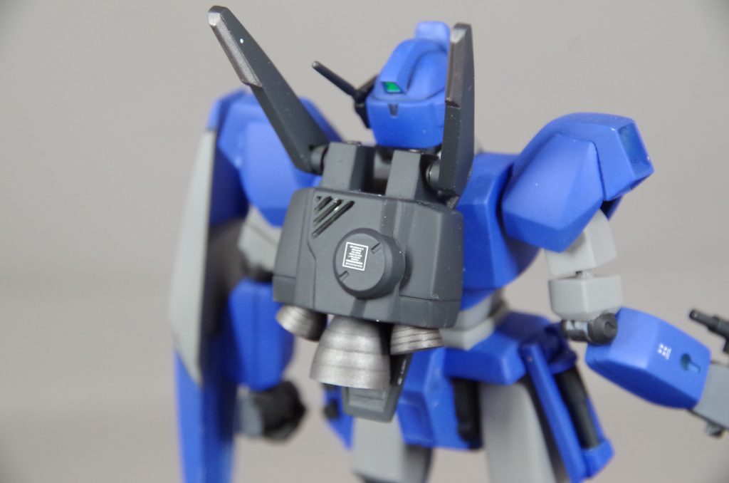 バックパックのバインダー基部にパイプ形状のモールドを削り落とし金属スプリングに置き換え。BPの斜線スリットモールドを開口。肩部スラスター底の合わせ目が消せないためプラ板で蓋。頭部バルカンの銃口を真鍮パイプで追加。シールドの上半分にプラ板で裏打ち。また肩部を後ハメ加工しています。