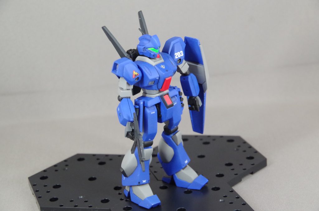 カラーリングは迷った時の青系頼み。特に誰かの専用機ってわけではありません。カメラアイはクリアパーツでは無いので蛍光グリーンで。連邦の搭乗者不明機といえば203号機(昭和脳)。