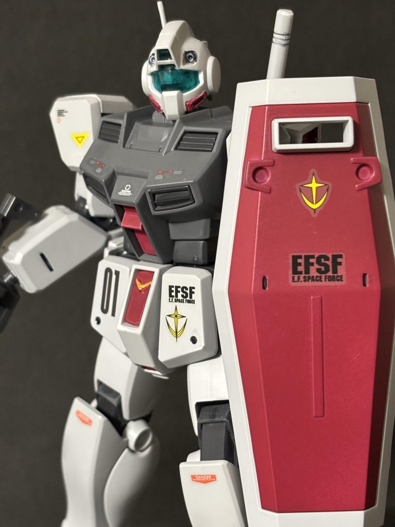 今回は濃いグレーのパーツがABSだったので一切塗装していませんが、白い部分はライトグレーのサフボディのグレー部は下地をマットブラックからのグレイバイオレット赤い部分は下地をマットブラックからのシャアレッドで塗装しています。サフ、下地、グレー部、レッド部は全てタミヤのスプレーで塗装しています。