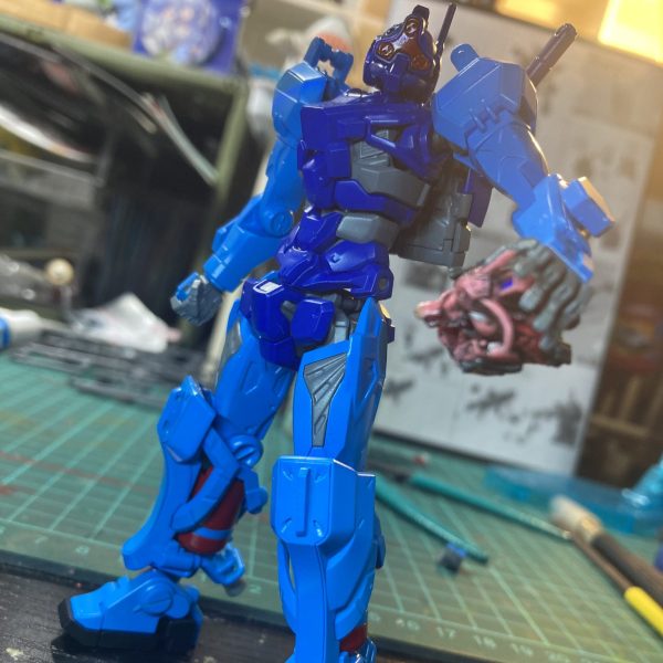 土日休みの日や晴れや曇りの日にチマチマとパーツ塗装したからやっと組めた。後はデカール貼りとクリア吹きだけだ。