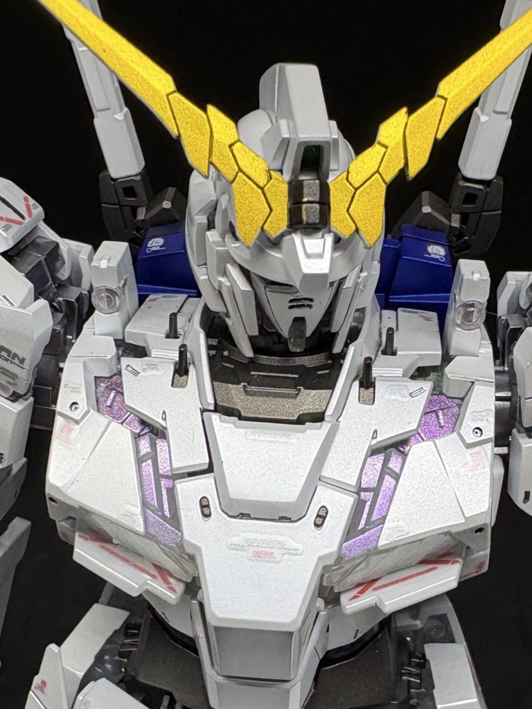 サイコフレームには偏光パールで塗装しました。