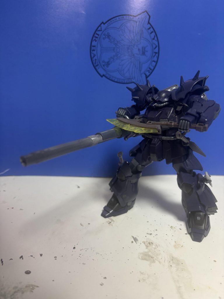 本体が重すぎるが故に機動力が失われるため近距離では使えないためティエレンなどの重量級砲撃用MSなどが使用する