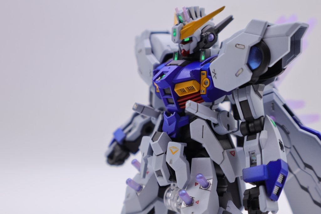 フェザーエクステンションのメイン増設位置は太もも、足の甲、肘、トサカ、こめかみ、肩です。あとはそれっぽいフィニッシュシートを各所に貼り付けてます！