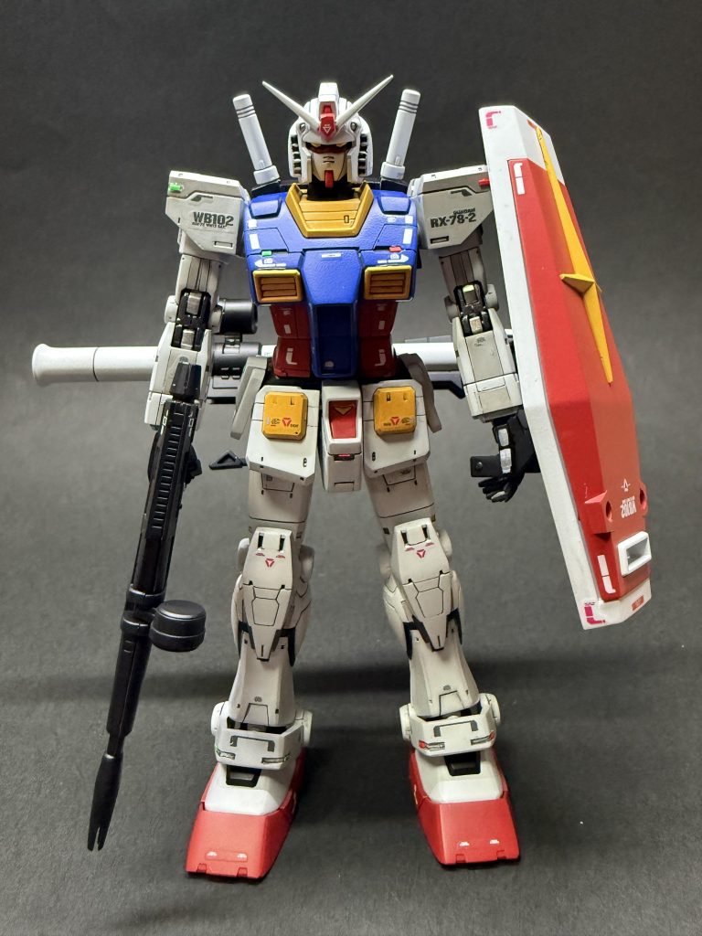 　正面から。RG用のガンダムデカールから適当に選んで貼りました。