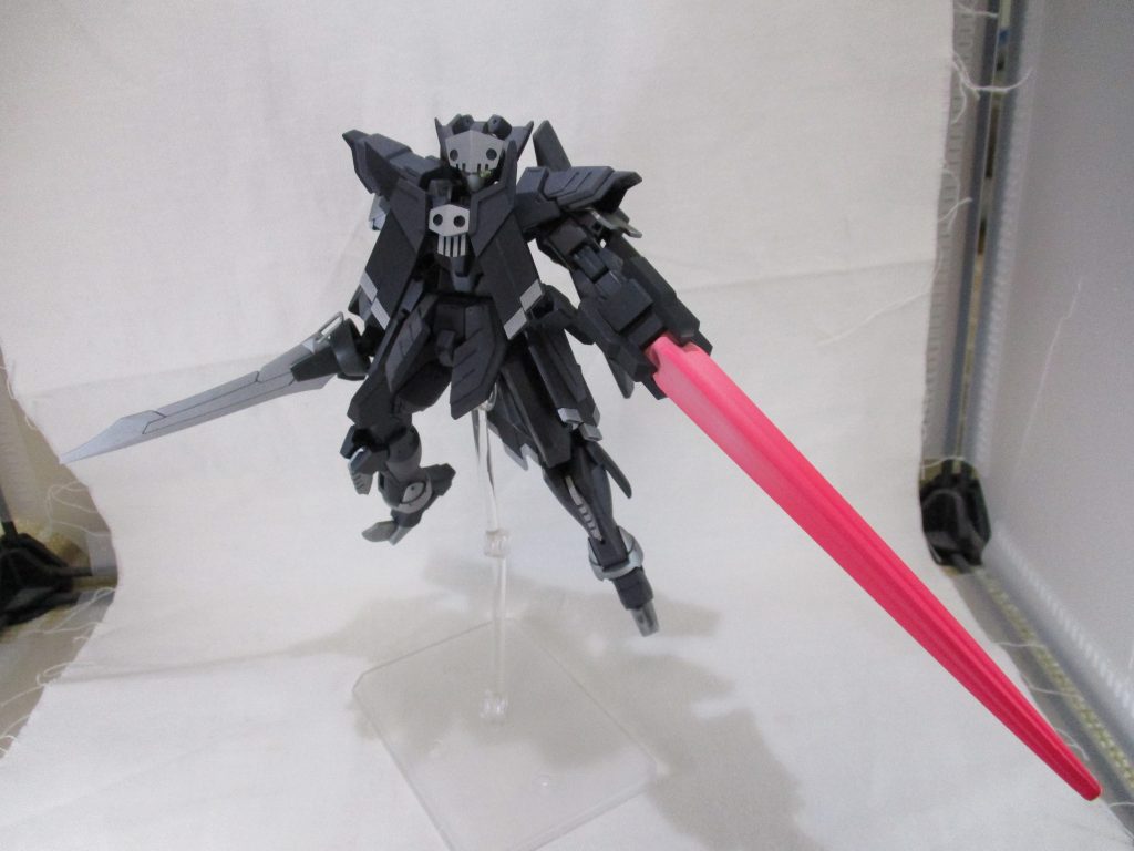 また、ドッズバスターはビームを力場固定する事で大型ビームランスとしても使用できます。ランスのエフェクトパーツはHGダブルオーライザーのGNソードⅢのエフェクトパーツをベースに改造。左目のバイザーと合わせ、正史で二代目キャプテン専用機となったAGE2ダークハウンドとの対比を意識した部位です。