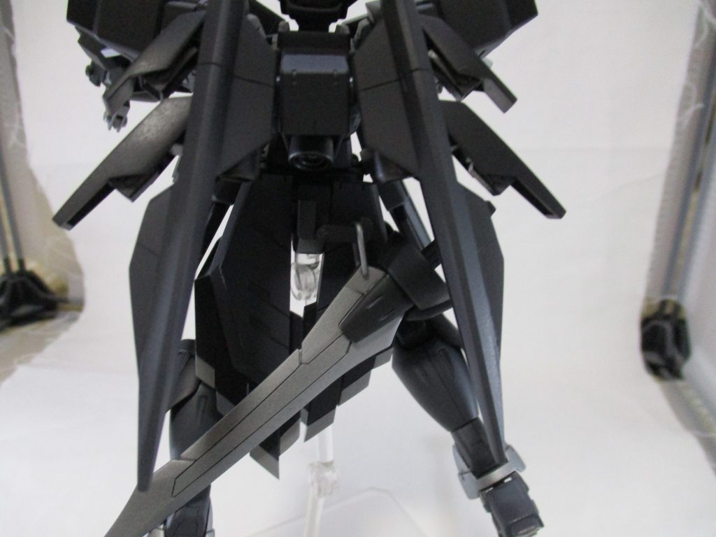 根本にフックを追加しており、非使用時は展開したリアアーマー基部に吊り下げておく事が出来ます。