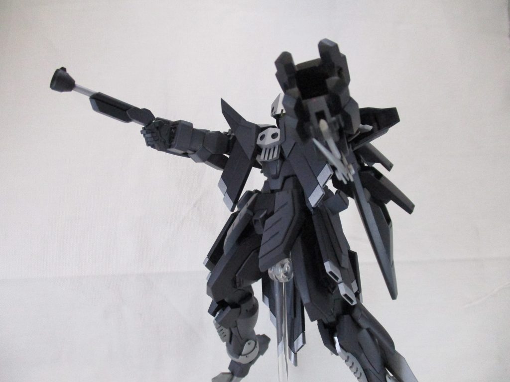 ドッズバスターKai(かい)&ドッズピストル主力射撃兵装&サブ射撃兵装。ドッズバスターは原型機同様プラズマ反応炉が内蔵されている高出力火器で、ドッズピストルは火力は劣る代わりに連射能力や取り回しに優れてます。ドッズピストルは非使用時には左サイドアーマーのラックに懸架しておけます。