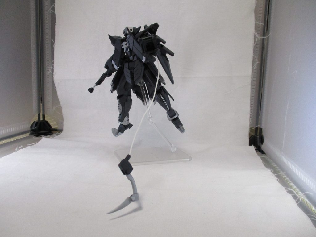 フックショット。原型機のドッズバスターに装備されていたフックを発展させた装備。非使用時は他の装備に支障が出ないよう折り畳み機構が追加されている他、内臓ワイヤーと射出機構によって距離の離れた敵機に引っ掛けたり、そのまま高圧電流を流したりといった攻撃が可能になってます。