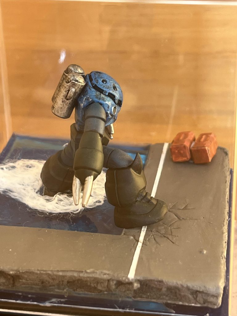 水面は勢いでレジンを使いましたが、軍艦とかやられる先輩方はアルミホイルで型をつけて塗装で勝負するのですね…。レジンが反り返って困り果てて、後からやり方を知りました。綿の波も初挑戦でしたが激ムズです。ミリタリー、情景派の皆さんの狂気が少し垣間見えました…。