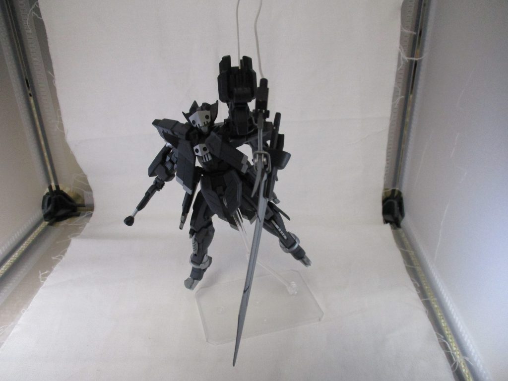 また、ヒートソードを引っ掛けて振り回す事で、遠く離れた敵機を切り裂く遠隔格闘攻撃も可能になっています。ダークハウンドのアンカーショット&クロスボーンのシザー・アンカーのリスペクトです。