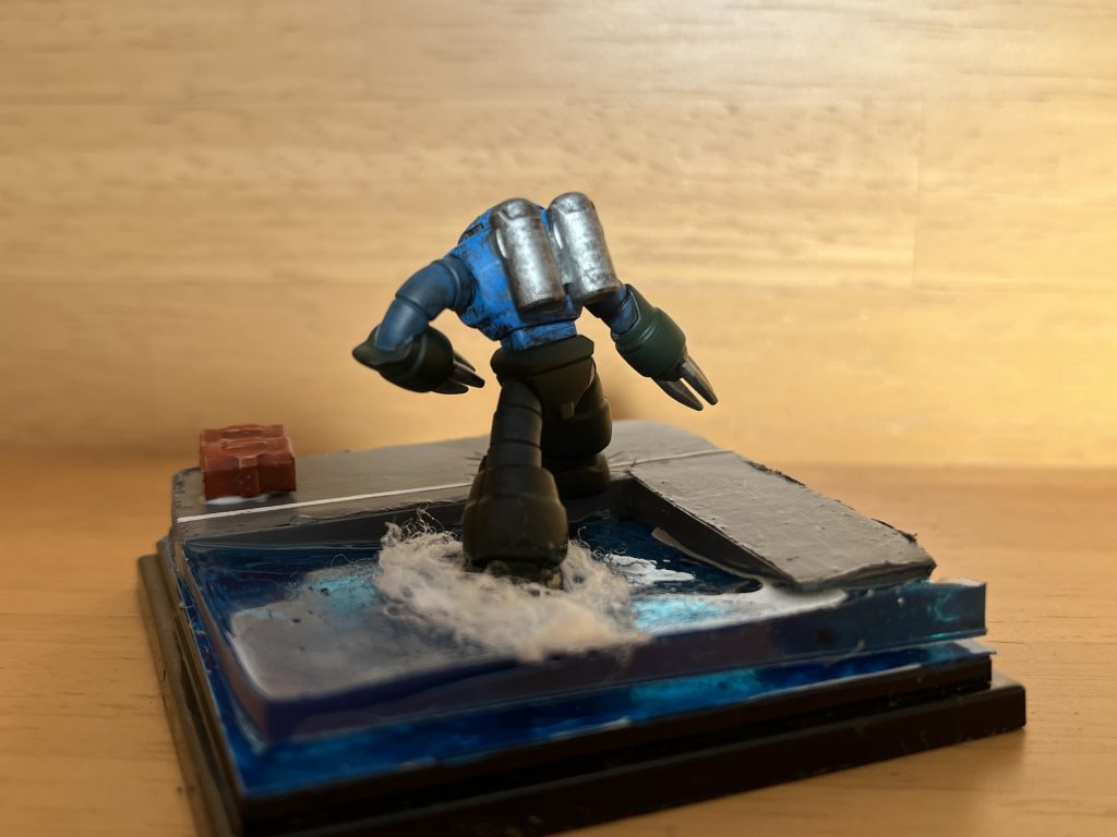 シャア専用ズゴックの、アホほど有名なシーンのポーズとは知っていますが、普通には作りたくなかったので、ベルファストに出てきた量産機をイメージして作りました。