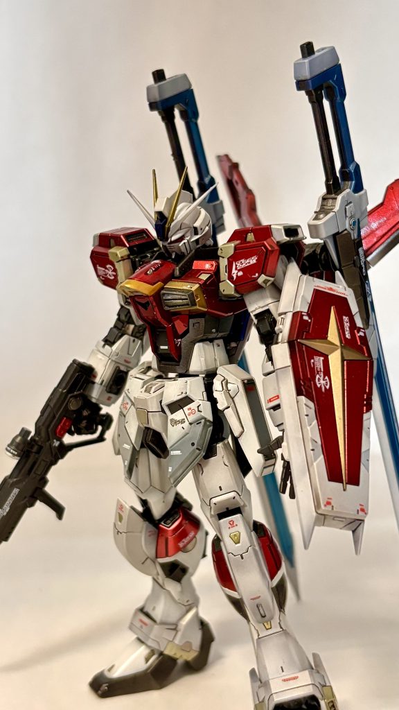 グラデーションは、くどくならないよう浅ーく残しました。デカールは社外製水転写。キャンディ、メタル塗装にリアリスティックデカールだとシールの膨らみ目立ちますからね。あと肩アーマーの白い部分はゴールドに。MGゼータでゴールドを差し色にしてカッコよく仕上がったので今回もやってみました。