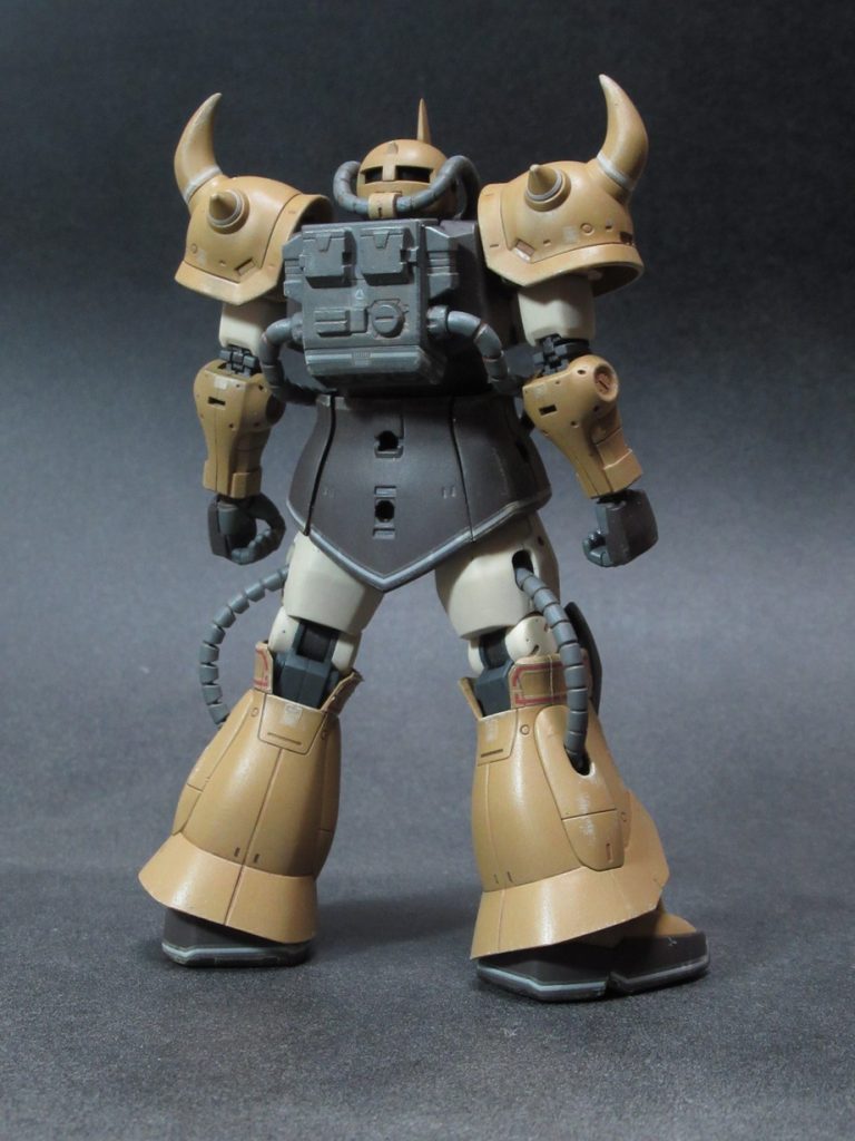 プロトタイプはモノアイスリットが後ろにも。