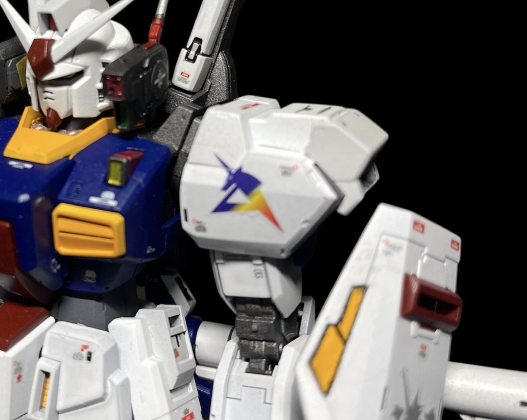 パーソナルマークはRX-93ffより。これに合わせて配色してます。本体の白はRX-78-2に近づけたく、アルティメットホワイトとニュートラルグレー1。よく見ないとわかりませんがこだわってます。胸部センサーと根元の装甲、フロントアーマーも周辺も塗装。サイコフレームチックな感じを出すためフレームの一部を赤キャンディー塗装。青や赤は白が明るくなった分トーンを抑えてます。その方が引き締まるかな?と