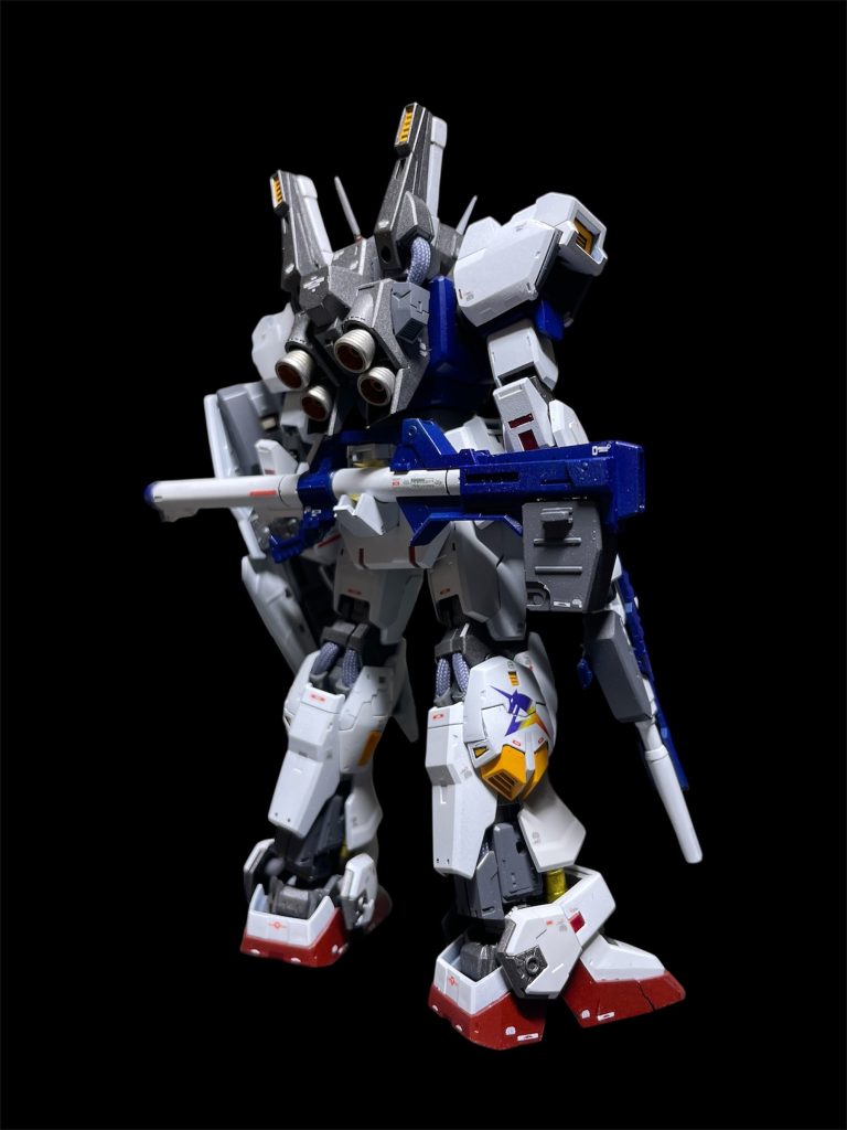 RX-93ffでは、脛についてたパーソナルマークをサイドに移動。意外と違和感なかったかと。バックパックのダクトも他の部分と合わせてオレンジ塗装。バーニア内部もオレンジにと思いましたがここはオレンジのキャンディーで。なにげに肘の一部フレームもサイコフレームチックにしてます。この時代にサイコフレームがあったかどうかは突っ込みなしで。あくまでも好み