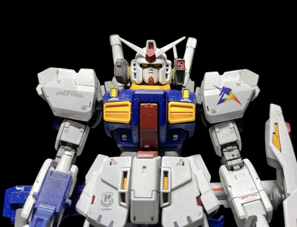顔はRX-78-2を意識して。ツインアイもセンサーも黄色。バルカンポッドのサンサーのみあえてグリーン系に。まとめすぎたくないのでここは意図的に差別化。個人的にはバルカンポットを付けていない方が好み。でもせっかく作ったからつけてます。取り付けにあたり、傷つかないようマスキングテープをはさんでます。