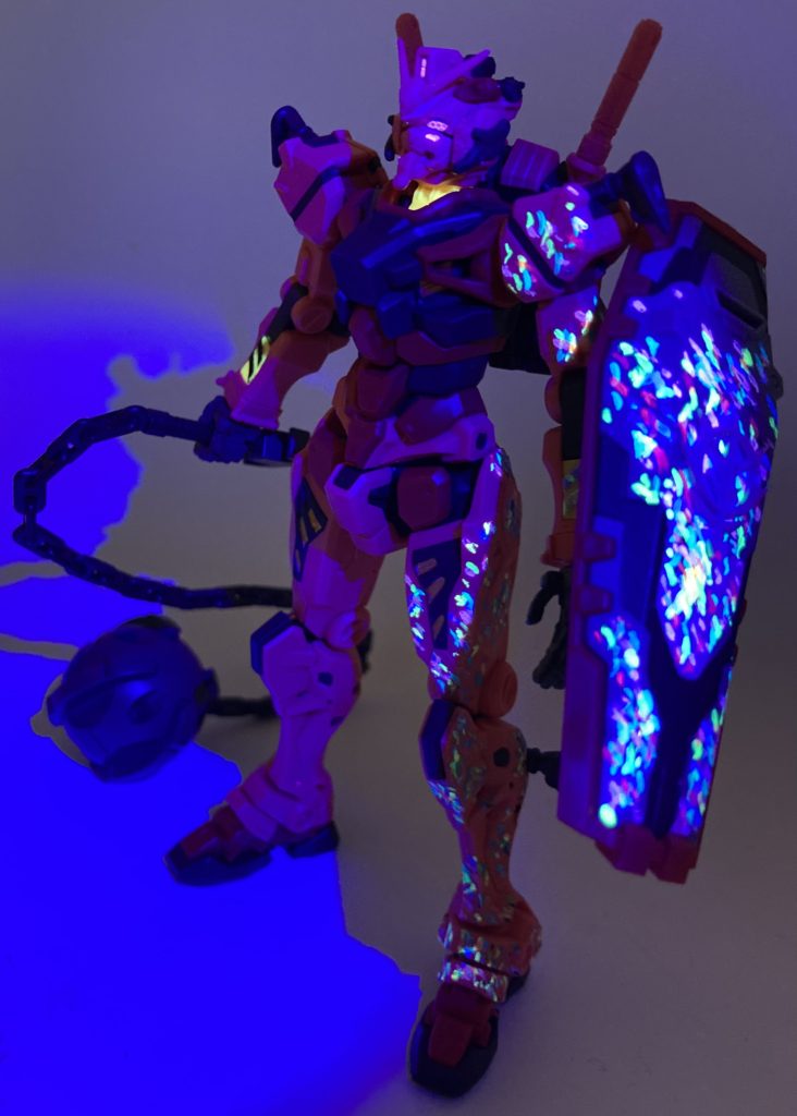 ネイビーとホワイト以外、全部蛍光色。だったらブラックライトで遊ぶでしょう。