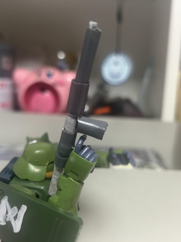 百均のパーツやランナー、ストローと、こないだの榴弾砲と同じように家にある物で作りました