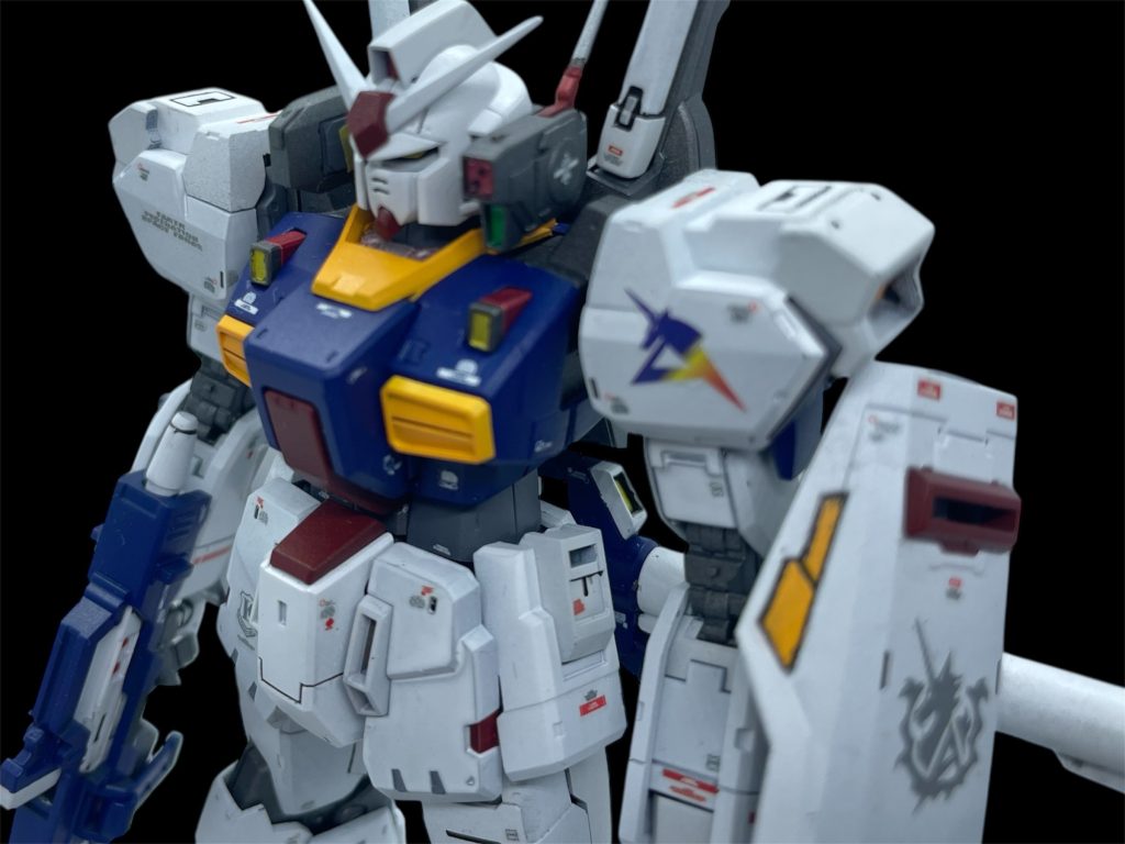 当初、肩のパーソナルマークとシールドは同じものをつけていましたが、塗装を終えて取り付けるとうるさく感じたのでHi-νのデカールに変更。わかりにくいけど、ビームサーベルもホワイト、グレー、シルバーで塗り分けてます。テストタイプ用の胸のダクトと肩装甲はお気に入り。0093年のものなので、逆に改修された部分という解釈にして取り付けてます。ビームライフルの塗装もνガンダムのものに近づけた感じで塗装。時代に合わせた仕様っぽく。