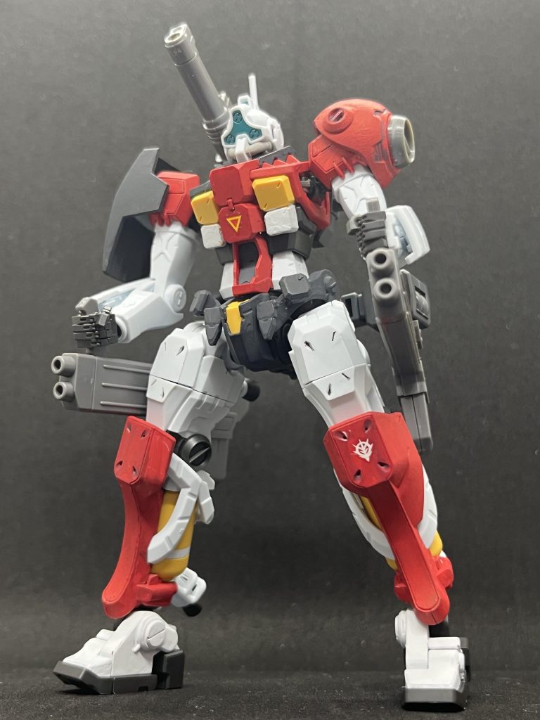 腰のビッグガンを構えてザクキャノンぼくポージング！ザクキャノンぽくするため、アンテナの位置を横から真ん中に移動しています。