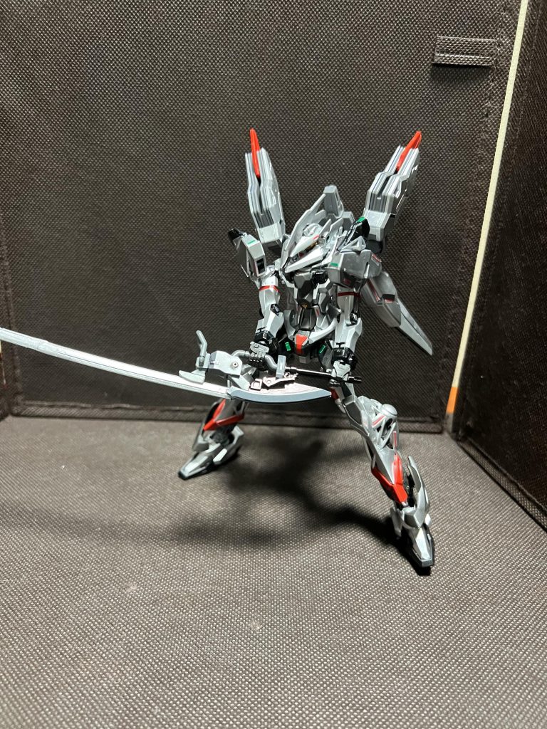 頭は一応ジークアクスの頭です。上からがっつりパーツくっつけたので原型わかんなくなりましたが、、、かっこいいから良し！