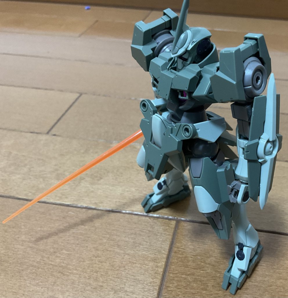 まずは素体のジンクスから。ビームーサーベルとシールドを装備させています。ライフルもありますが補助パーツをなくして保持できないので装備することができません。