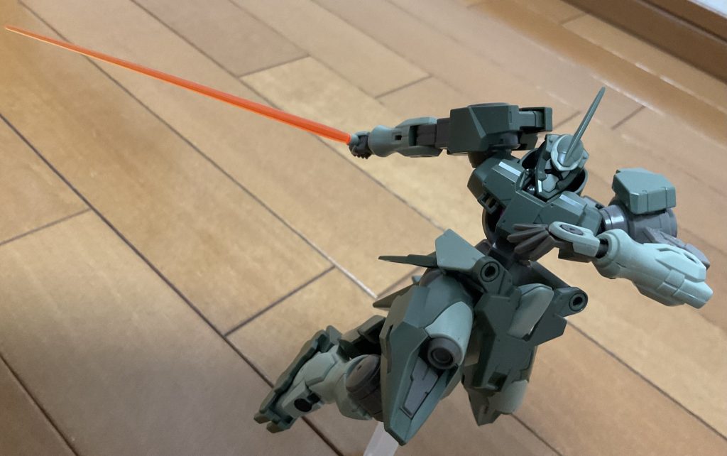 サーベル構えポーズ。この状態ならまあまあ動きます。