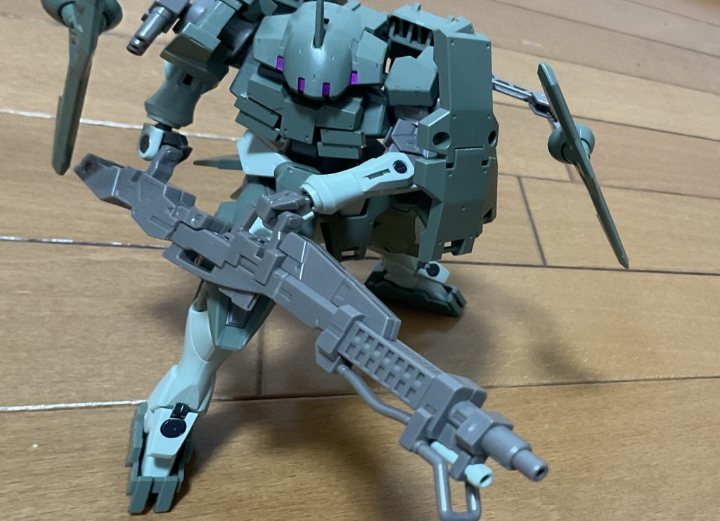 ライフル構えポーズ。こういうでかいライフルは非常に好みです。