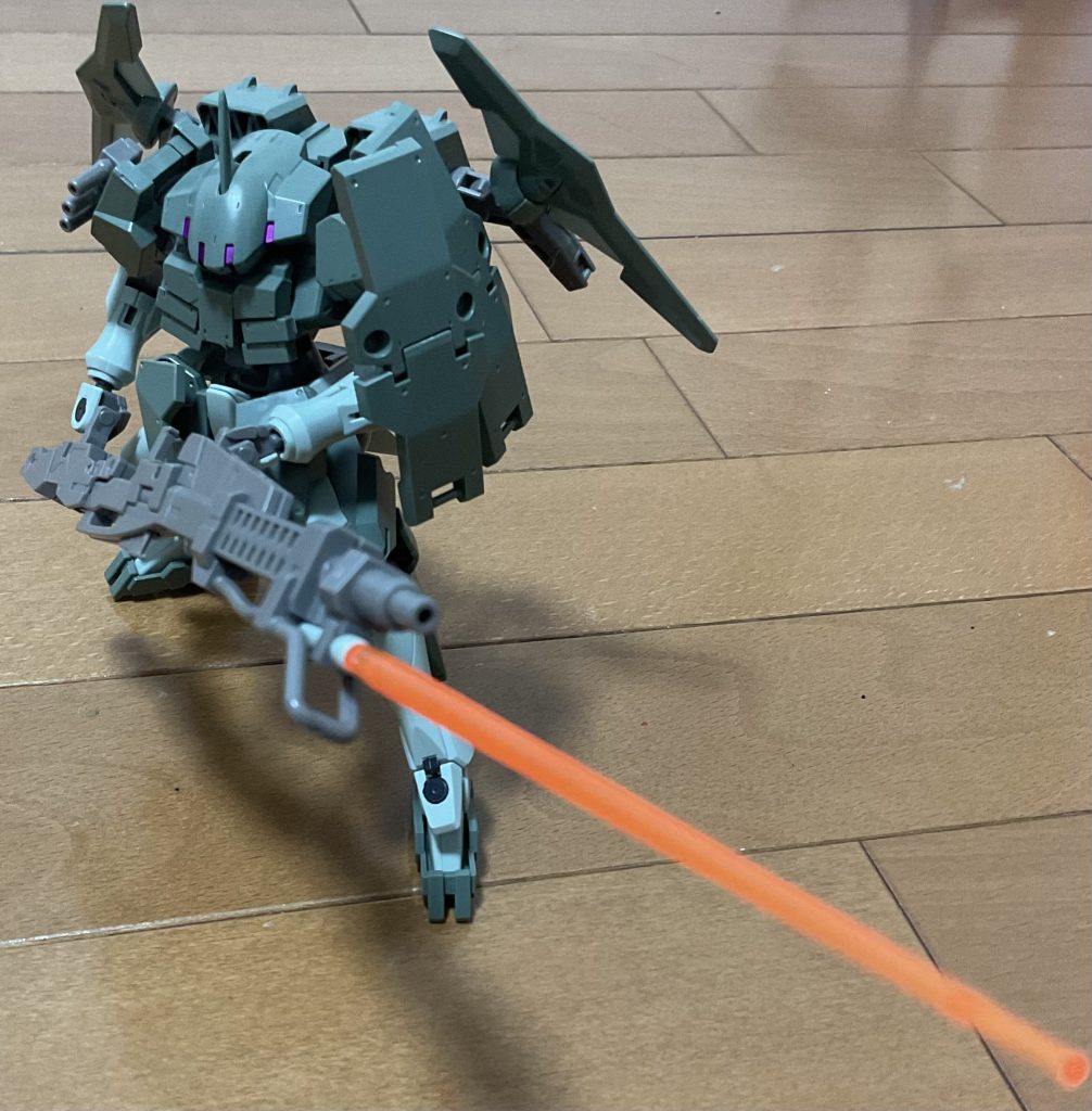 サーベル展開状態。元が古いキットなのとライフルを両手で持つ都合で似たポーズしか取らせることができません。 以上hgストライカージンクスでした。最後まで見ていただきありがとうございました。