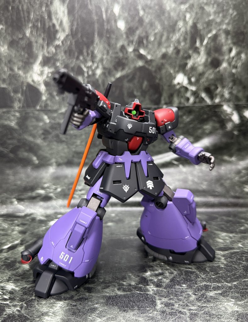 デカい図体に小さいマシンガンがイイ感じです。