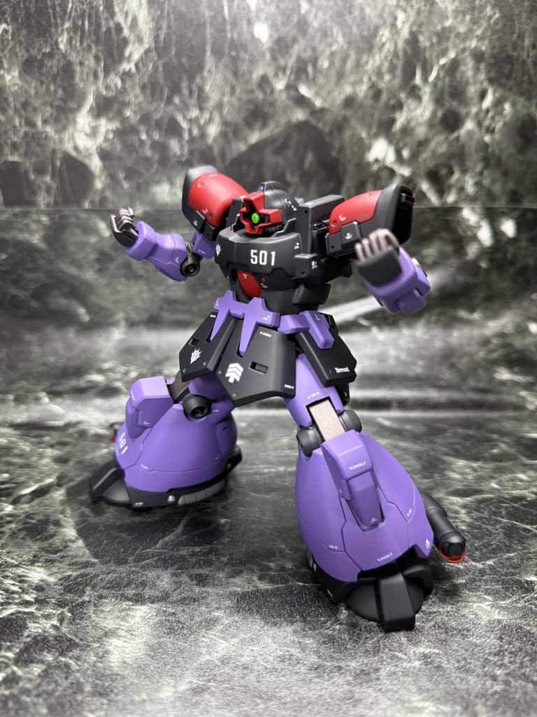 肩関節の引き出しや上半身の反り、屈み、前後左右へのスイングが可能で、股関節もリバイブザクの物を移植しているのでかなり足が開きます。