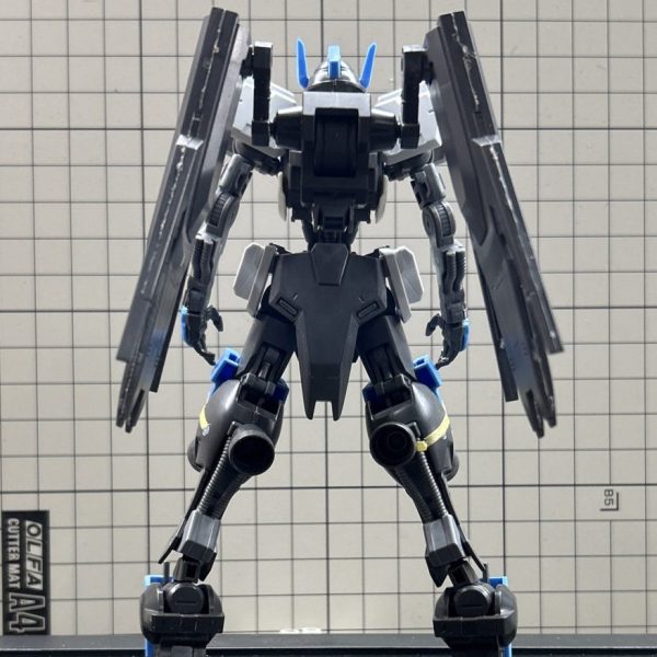 リアスカートの面出し&ディテールアップパーツ取り付けとダルくて避けていたバインダーの合わせ目消しに取り掛かりました。