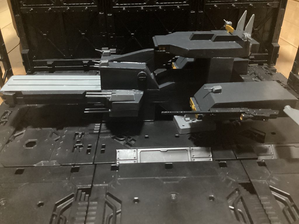 上部のメガ粒子砲は以前のマゼランの余り物、下部は自作です。なので形に違いがありますね。側面に付いているのは長距離ビーム砲と言う設定です。機銃は戦艦のプラモデルに武器のみが売っていたのでそのまま流用。