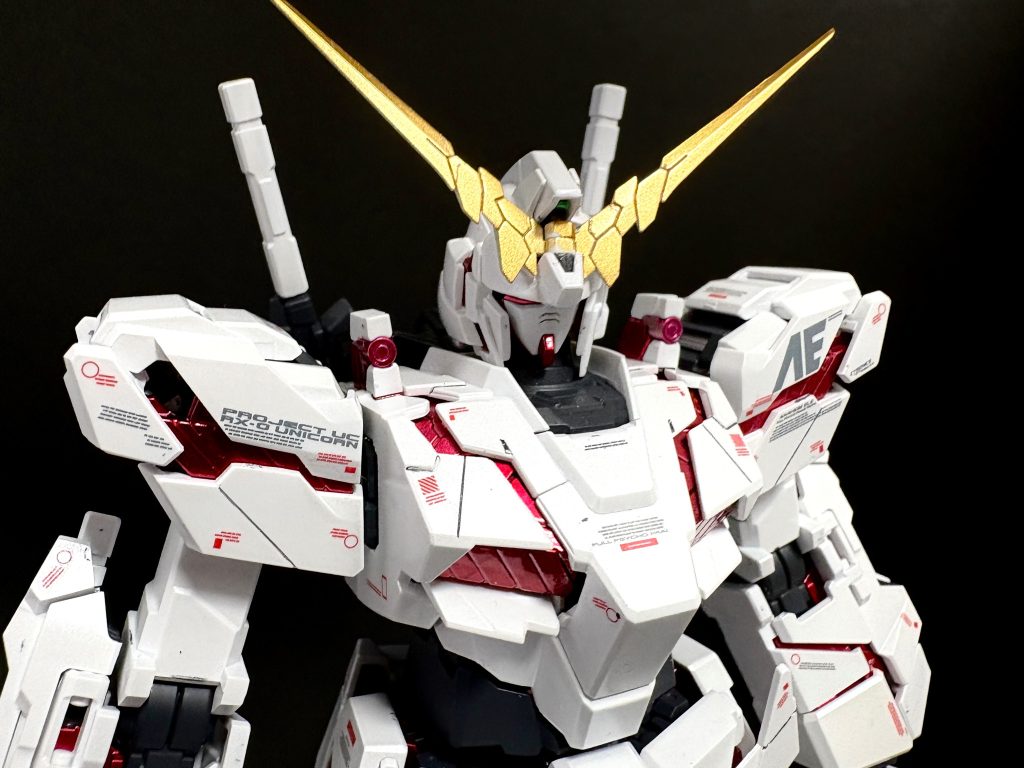 サイコフレームがこだわりポイントです。赤っぽいピンクにしたくて、以下のとおり塗装しました！マルチプライマー↓サーフェイサー エヴァブラック↓ガイア 光沢ブラック↓ガイア スターブライトシルバー↓ガイア クリアレッド:光沢クリア＝1:1 で2層ガイア 蛍光ピンク 