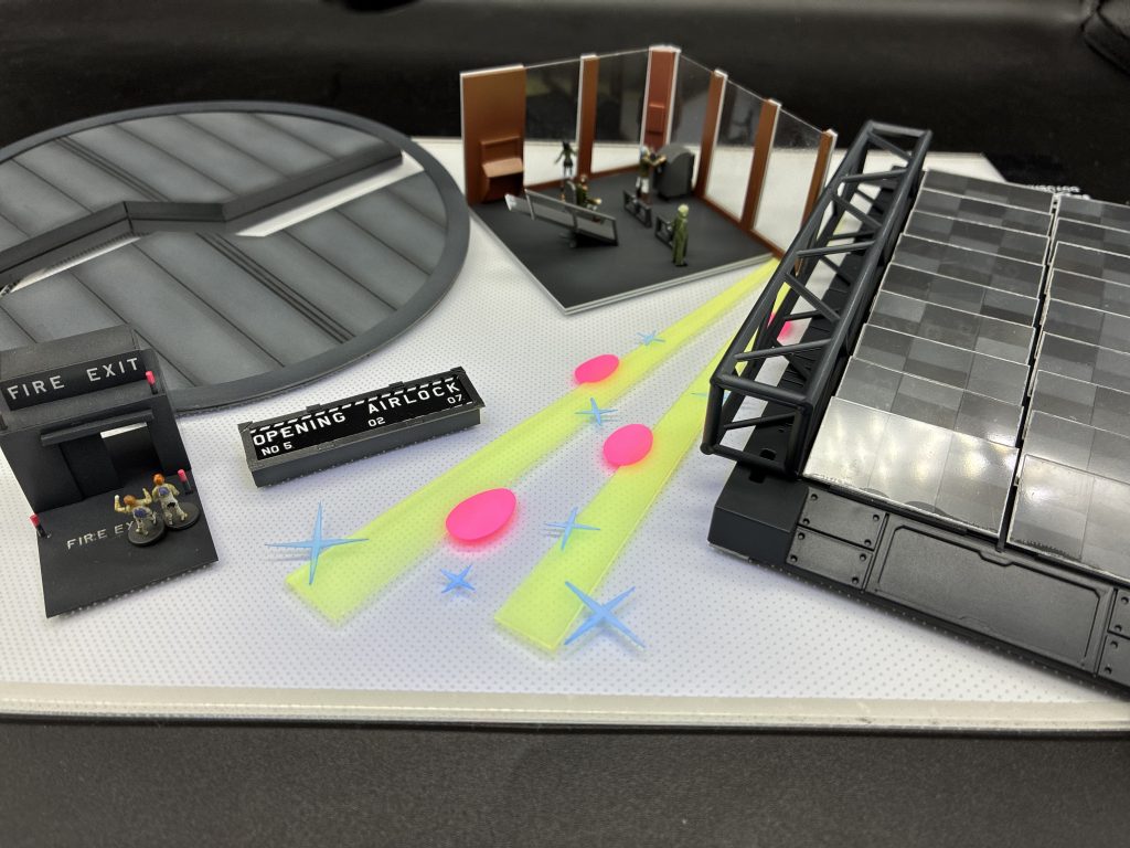 コクピットや軍警ザクの特務装備はともかく、本来作るつもりのなかった舞台装置？の数々です。エアロックのシーンがセリフだけでは分かりづらく、エグザベくんとアイテム数点を作ったとこから火がついて、ポーズ違いのエグザベくん3体、キラキラ演出を立体的に見せるアイテム、コロニーのミラーブロック？、ついにはソドンブリッジまで…何か無性に楽しくなって、作り込んでしまいました😁ここまで長文にお付き合いいただけた皆様、ありがとうございます🙇自作は白いガンダムvs01ガンダム、少佐のコクピットを添えて…を予定してます。あと、軍警ザクとマチュは別の投稿に投稿しているので、そちらも見ていただけたら嬉しいです😃25/09/26:自然光撮影したマチュが良い感じだったので、サムネ差し替えました