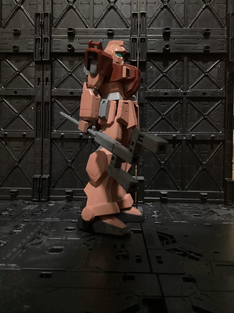 素体は旧キットの陸ジムです。たまたまリリスの画像を見て、美人な連邦パイロットだな！？勢いで漫画を買い、そして読むとかなりの境遇の人なのだなと感じてますます、惹かれたので彼女の陸ジムを作ろうと決意しました。カラーリングがかなり難しくバトオペのHPをにらめっこしながら色合いを調整しました。スジボリも挑戦してみたのですがコレが中々難しい。 