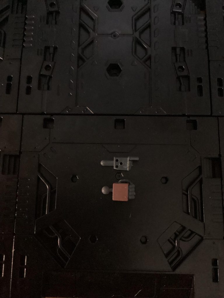 細かな部分ですが、旧キットだと手首が動かないので多少動く様にしました。