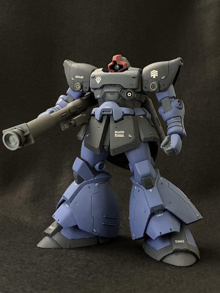 各部改修しています。頭部:ヘルメット角度とモノアイガード形状の変更、モノアイ設置肩・腕部:肩アーマー先端形状変更、手首をビルドハンズ丸型に交換胸部:首関節位置後退、前面と僧帽の形状変更腹部:下部延長と前傾化腰部:フロントアーマー形状変更、股関節前進脚部:膝関節の逆足化、足首関節延長と外側への位置変更、裾凹部分の延長、足首幅詰め