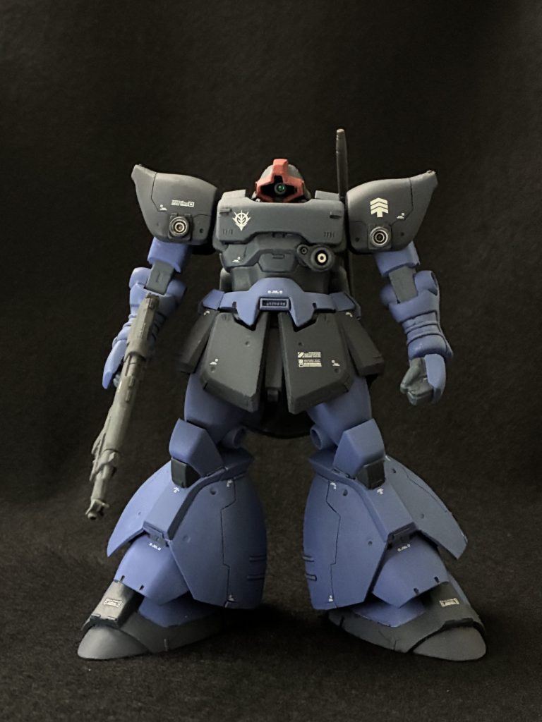 塊感や無骨感を狙って、配色は黒系とグレー系の色を近くしたり、設定上赤色だった箇所の一部を白に置き換えました。紫系の部分については、リックドムⅡには青みがかったイメージを持っていたので、それを強調するようにかなり青が強めの青紫にしました。