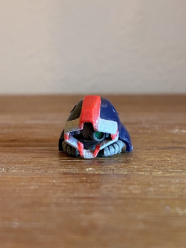 頭部アップ。モノアイはボールジョイントによる可動式です。