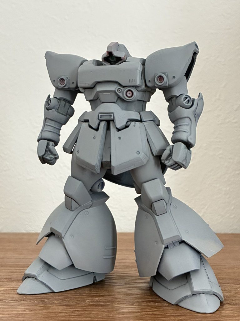 一度目のサフを吹いた状態です。このあと表面処理やディテール追加を行いました。