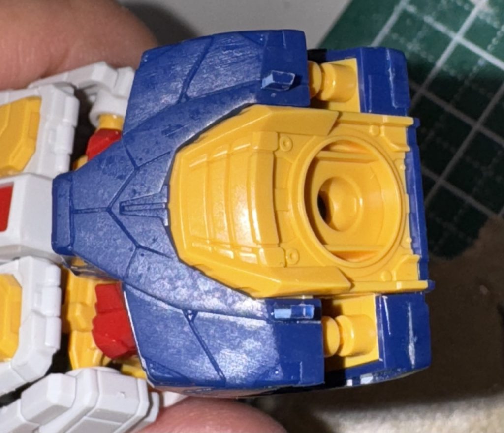 横浜ガンダムの特徴…胸部上面の出っ張りはランナータグを貼り付け