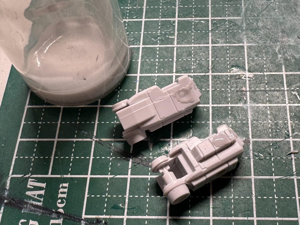 腕のアポジモーター？はランナーパテで埋め…右手のシールド穴も埋めました