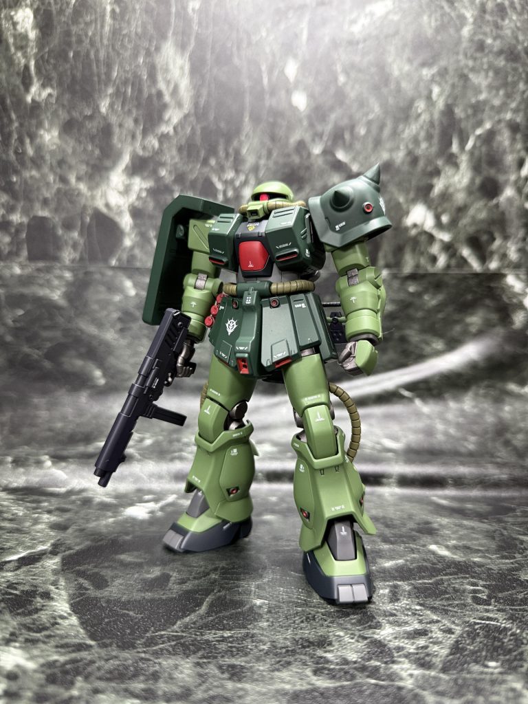 キットのままだと全体的に細いので、F2ザクの四肢でビルドアップ。胸部装甲と腰の予備弾倉ケース、シールドもプラ板で1mm厚くしてボリュームを持たせています。胴体も2mm延長して、スムーズに前屈と反りのポーズが取れます。