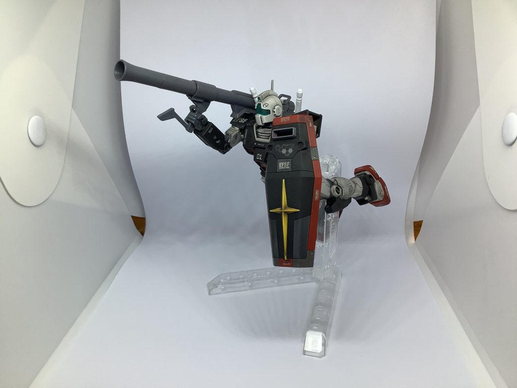 劇中でマヴの鹵獲ザクを撃墜された直後のシーンの再現。唯一出来がいいと言えなくもないシールドを全面に出して粗に目がいかないようにする作戦