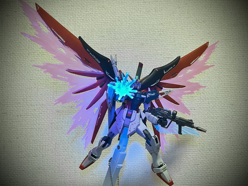 翼エフェクト、ビームシールドなど、蛍光塗料を使っているのでブラックライトで光ります。